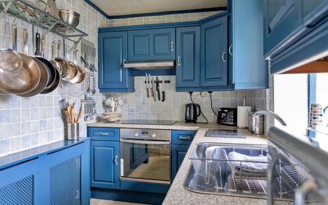 Ty Pen Y Bryn, Castle Views: Bleu, Cuisine, Cabinetry, Appareil De Cuisine, Comptoir, Design Intérieur, Principaux Appliance, Meubles, Sol, Bois