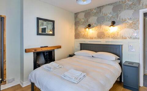 Ty Pen Y Bryn, Castle Views: Lit, Chambre, Design Intérieur, Mur, Literie, Drap De Lit, Bois, Plafond, Meubles, Sol