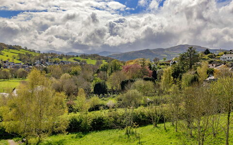 Ty Pen Y Bryn, Castle Views: Ciel, Montagnes Relief, Arbre, Herbe, La Nature, Vert, Nuage, Colline, Montagne, Végétation