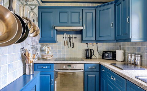 Ty Pen Y Bryn, Castle Views: Bleu, Cabinetry, Cuisine, Appareil De Cuisine, Meubles, Design Intérieur, Comptoir, Bois, Sol, Tiroir