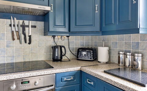 Ty Pen Y Bryn, Castle Views: Bleu, Cuisine, Appareil De Cuisine, Cabinetry, Comptoir, Principaux Appliance, Sol, Design Intérieur, Meubles, Tiroir
