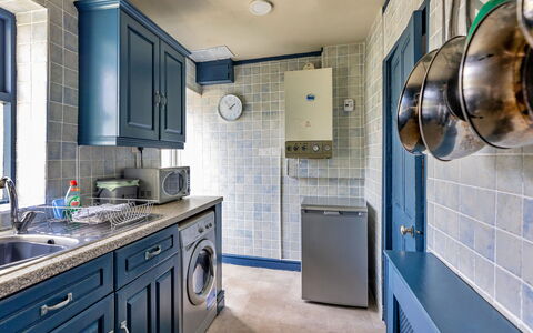 Ty Pen Y Bryn, Castle Views: Principaux Appliance, Sol, Design Intérieur, Machine À Laver, Cuisine, Sol, Comptoir, Cabinetry, Appareil De Cuisine, Buanderie