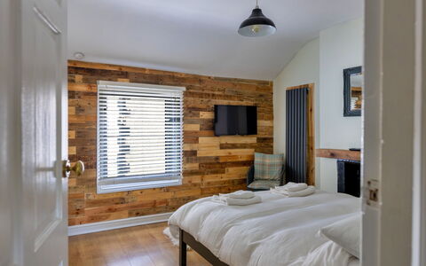 Ty Pen Y Bryn, Castle Views: Mur, Bois, Meubles, Design Intérieur, Plafond, Chambre, Sol, Lit, Domicile, Sol