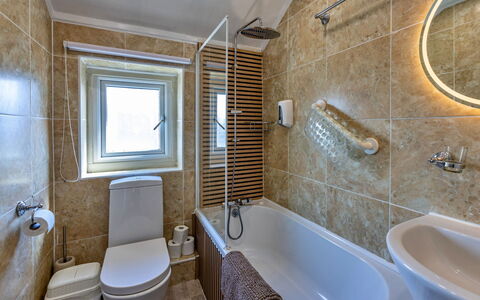 Ty Pen Y Bryn, Castle Views: Salle De Bains, Luminaire Plomberie, Baignoire, Mur, Sol, Design Intérieur, Toilette, Évier, Sol, Robinet