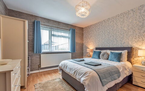 Hafan Traeth: Lit, Design Intérieur, Chambre, Literie, Meubles, Drap De Lit, Plafond, Bois, Sol, Sol