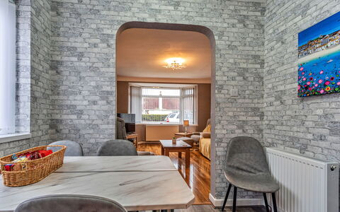 Hafan Traeth: Mur, Sol, Design Intérieur, Sol, Plafond, Meubles, Brique, Canapé, Pièce, Salon