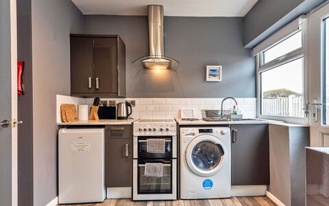 Hafan Traeth: Machine À Laver, Appareil De Cuisine, Principaux Appliance, Électroménager, Cuisine, Sécheuse, Design Intérieur, Buanderie, Sol, Plafond