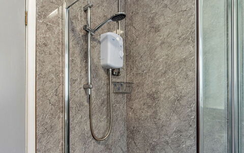 Hafan Traeth: Luminaire Plomberie, Plomberie, Salle De Bains, Robinet, Tuile, Tete De Douche, Bar De Douche, Évier