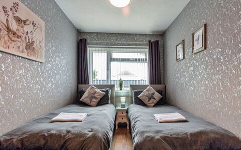 Hafan Traeth: Design Intérieur, Chambre, Mur, Lit, Sol, Meubles, Bois, Sol, Drap De Lit, Plafond