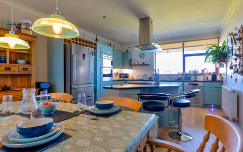 Yr Ardd Bellaf: Meubles, Design Intérieur, Cuisine, Comptoir, Sol, Plafond, Bois, Luminaire, Sol, Cabinetry