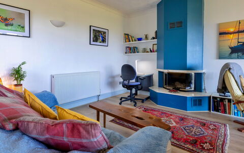 Yr Ardd Bellaf: Meubles, Design Intérieur, Sol, Sol, Canapé, Bois, Pièce, Plafond, Salon, Éclairage