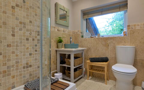 Yr Ardd Bellaf: Salle De Bains, Luminaire Plomberie, Sol, Mur, Design Intérieur, Siège De Toilette, Toilette, Sol, Évier, Lavabo