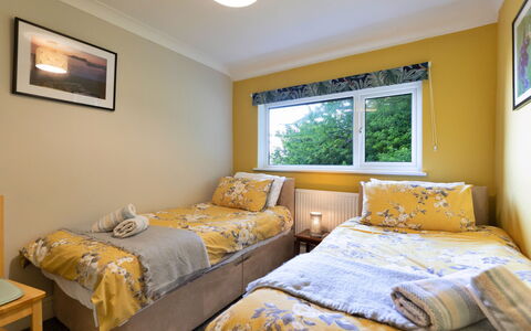 Yr Ardd Bellaf: Lit, Chambre, Literie, Meubles, Drap De Lit, Design Intérieur, Bois, Linge, Sol, Pièce