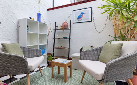 Yr Ardd Bellaf: Meubles, Design Intérieur, Chaise, Coussin, Pièce, Salon, Pot De Fleur, Sol, Domicile, Throw Pillow