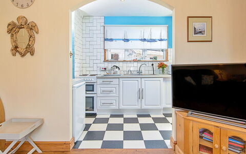 Morwen: Meubles, Design Intérieur, Sol, Sol, Bois, Cuisine, Pièce, Plafond, Principaux Appliance, Cabinetry