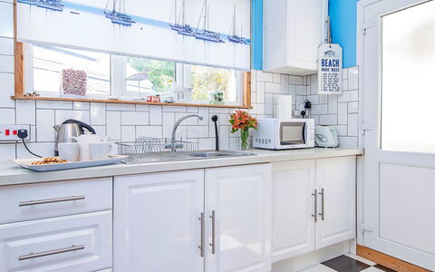 Morwen: Cuisine, Design Intérieur, Comptoir, Cabinetry, Sol, Appareil De Cuisine, Meubles, Principaux Appliance, Éclairage, Sol