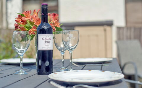 Morwen: Bouteille, Bar, Table, Bouteille En Verre, Meubles, Vaisselle, Du Vin, Bouteille De Vin, Drinkware