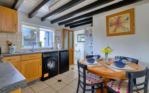 Penrhos Sea Cottage: Sol, Design Intérieur, Meubles, Sol, Plafond, Comptoir, Pièce, Éclairage, Domicile, Cuisine