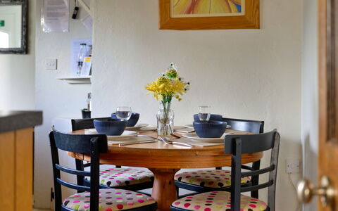 Penrhos Sea Cottage: Meubles, Design Intérieur, Table, Chaise, Salle À Manger, Bois, Jaune, Sol, Table Cuisine Et Salle A Manger, Éclairage