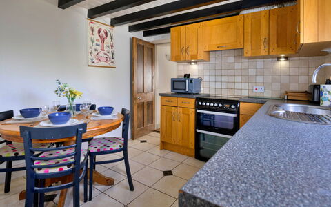 Penrhos Sea Cottage: Sol, Meubles, Comptoir, Design Intérieur, Cuisine, Sol, Cabinetry, Pièce, Tuile, Plafond