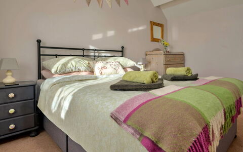 Penrhos Sea Cottage: Lit, Meubles, Literie, Chambre, Drap De Lit, Design Intérieur, Linge, Bois, Sol, Textile