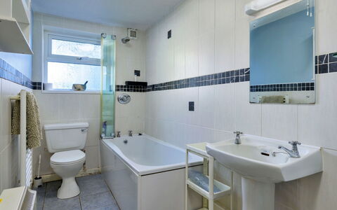 Penrhos Sea Cottage: Salle De Bains, Luminaire Plomberie, Sol, Sol, Design Intérieur, Baignoire, Évier, Toilette, Plomberie, Robinet