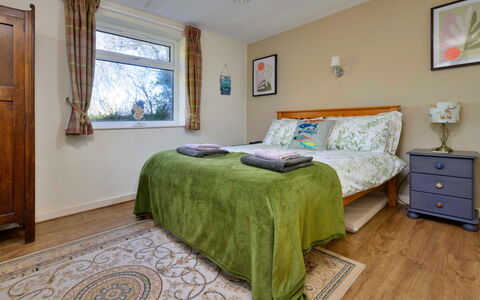 Penrhos Sea Cottage: Lit, Meubles, Chambre, Drap De Lit, Design Intérieur, Literie, Bois, Sol, Linge, Cadre De Lit