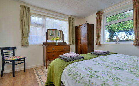 Penrhos Sea Cottage: Meubles, Lit, Chambre, Literie, Design Intérieur, Drap De Lit, Mur, Bois, Sol, Linge