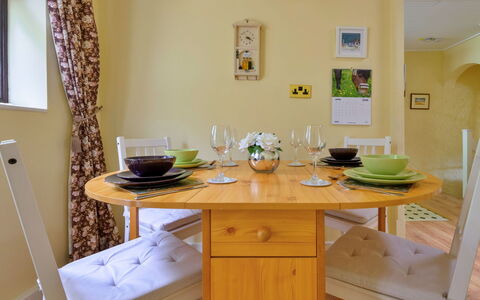Delfryn: Meubles, Bois, Table, Design Intérieur, Salle À Manger, Sol, Chaise, Table Cuisine Et Salle A Manger, Jaune, Sol