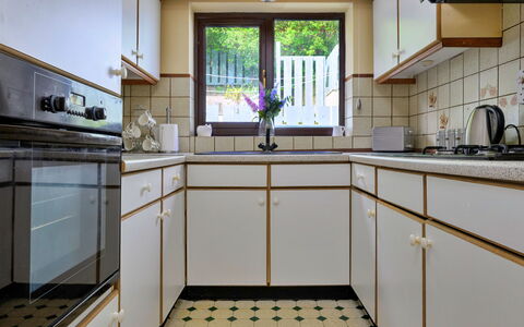 Delfryn: Cuisine, Sol, Comptoir, Design Intérieur, Appareil De Cuisine, Cabinetry, Sol, Principaux Appliance, Cuisinière, Domicile