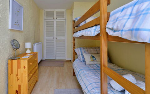 Delfryn: Meubles, Bois, Design Intérieur, Sol, Sol, Lit, Pièce, Chambre, Drap De Lit, Appartement