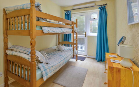 Delfryn: Lit, Meubles, Chambre, Bois, Design Intérieur, Drap De Lit, Literie, Sol, Sol, Pièce