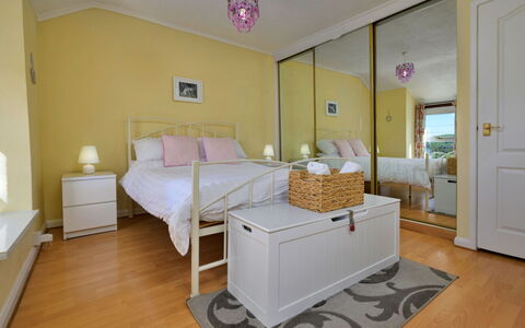 Delfryn: Meubles, Lit, Design Intérieur, Sol, Sol, Chambre, Bois, Pièce, Literie, Drap De Lit