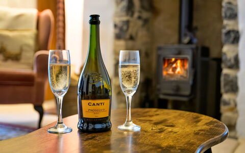 Merddyn Cottage: Bouteille, Drinkware, Bar, Verres À Pied, Du Vin