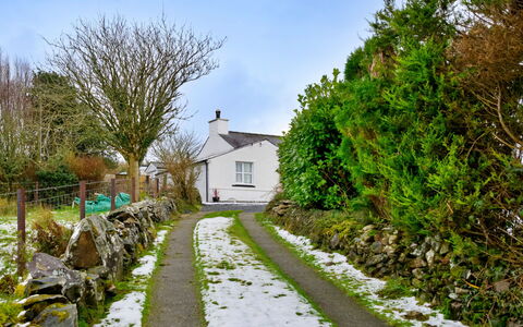 Merddyn Cottage: Arbuste, Maison, Chalet, Couverture De Sol, Allée, Pente, Jardin, Village, Aménagement Paysager