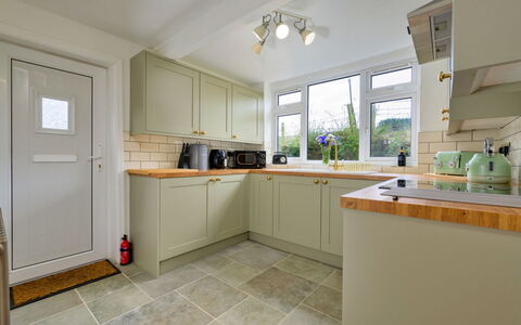 Merddyn Cottage: Sol, Bois, Design Intérieur, Cuisine, Comptoir, Plafond, Sol, Cabinetry, Appareil De Cuisine, Meubles