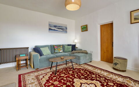 Merddyn Cottage: Meubles, Sol, Design Intérieur, Sol, Mur, Canapé, Bois, Pièce, Plafond, Salon