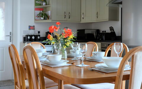 Hedd Wen Cottage: Meubles, Design Intérieur, Bois, Table, Sol, Chaise, Table Cuisine Et Salle A Manger, Salle À Manger, Éclairage, Vaisselle