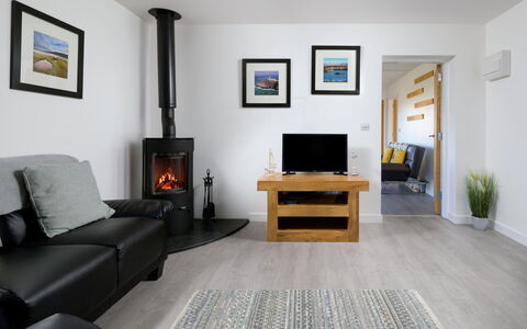 Hedd Wen Cottage: Meubles, Design Intérieur, Sol, Bois, Sol, Foyer, Pièce, Électroménager, Salon, Télévision