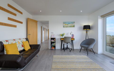 Hedd Wen Cottage: Meubles, Design Intérieur, Sol, Sol, Bois, Canapé, Plafond, Pièce, Salon, Parquet