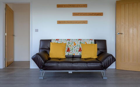 Hedd Wen Cottage: Sol, Meubles, Mur, Design Intérieur, Sol, Bois, Parquet, Canapé, Salon, Pièce
