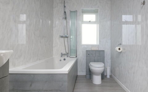 Hedd Wen Cottage: Salle De Bains, Luminaire Plomberie, Mur, Sol, Sol, Baignoire, Design Intérieur, Robinet, Plomberie, Évier