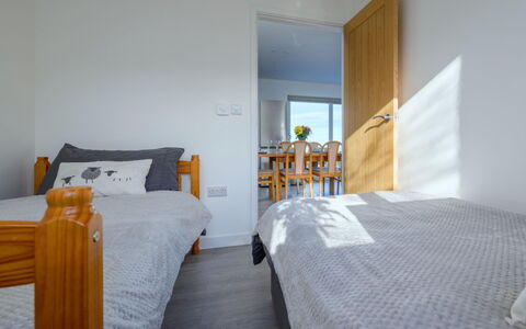 Hedd Wen Cottage: Bois, Sol, Sol, Meubles, Domicile, Appartement, Chambre, Tache De Bois, Lit, Dur