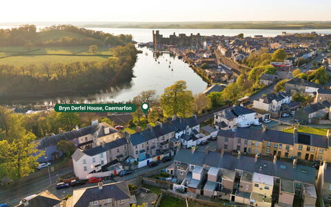 Bryn Derfel House: L'Eau, Ressources En Eau, Plan D'Eau, Zone Résidentielle, Voie Navigable, Ville, Zone Urbaine, Vue Du Ciel, Quartier, Paysage