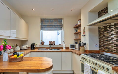 Bryn Derfel House: Comptoir, Cuisine, Appareil De Cuisine, Design Intérieur, Principaux Appliance, Meubles, Cabinetry, Sol, Bois, Électroménager