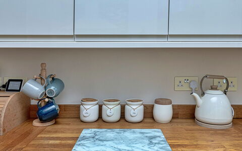 Bryn Derfel House: Appareil De Cuisine, Vaisselle, Cuisine, Serveware, Comptoir, Électroménager, Design Intérieur, Théière
