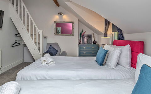 Bryn Derfel House: Chambre, Design Intérieur, Lit, Literie, Meubles, Drap De Lit, Textile, Domicile, Pièce, Linge