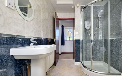 Penlon Cottage: Sol, Luminaire Plomberie, Sol, Salle De Bains, Design Intérieur, Plafond, Lavabo, Évier, Plomberie, Pièce