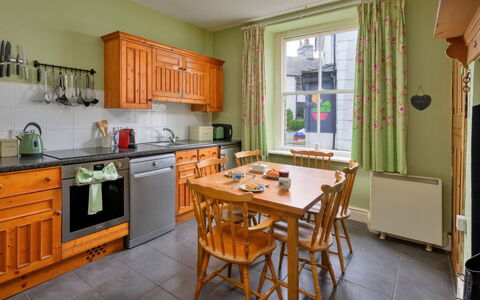 Bod Gwynedd: Meubles, Design Intérieur, Sol, Bois, Cuisine, Sol, Table, Pièce, Appareil De Cuisine, Cabinetry