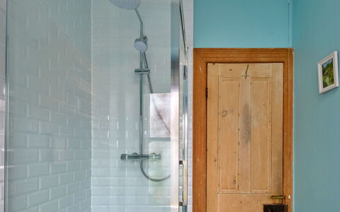 Bod Gwynedd: Bleu, Mur, Salle De Bains, Luminaire Plomberie, Design Intérieur, Sol, Sol, Plomberie, Composite, Verre